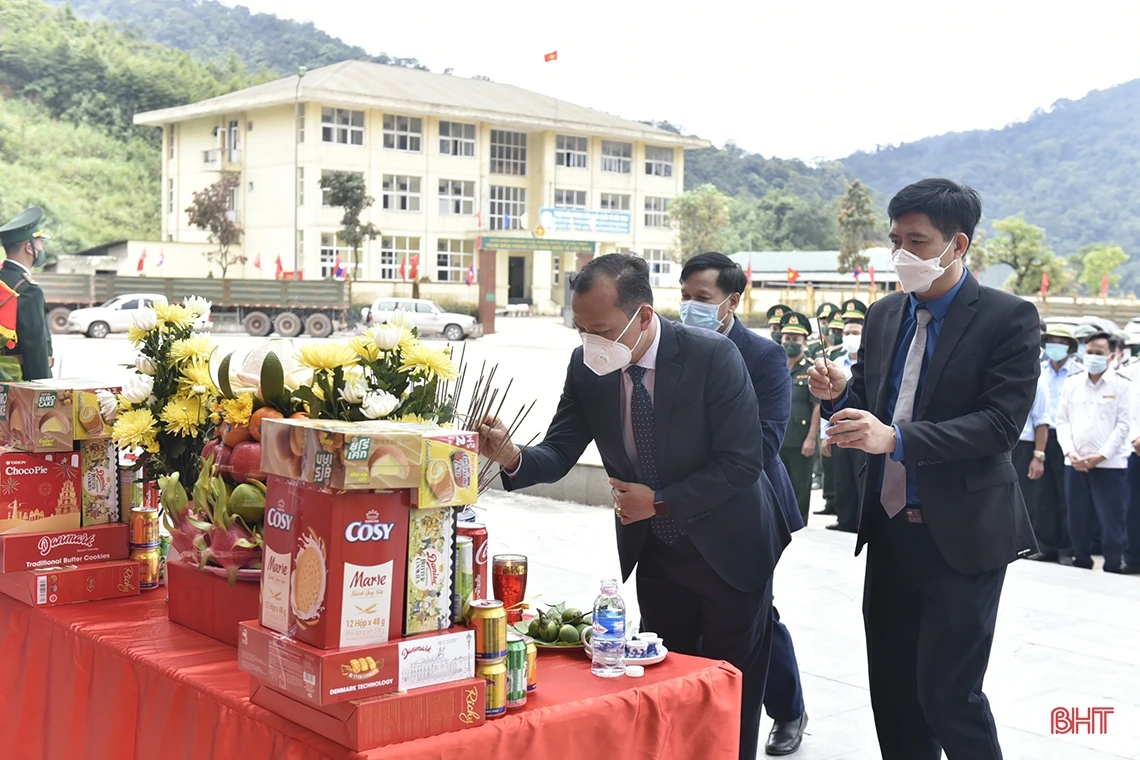 Đón nhận 11 hài cốt liệt sỹ hy sinh tại Lào về nước qua Cửa khẩu Cầu Treo