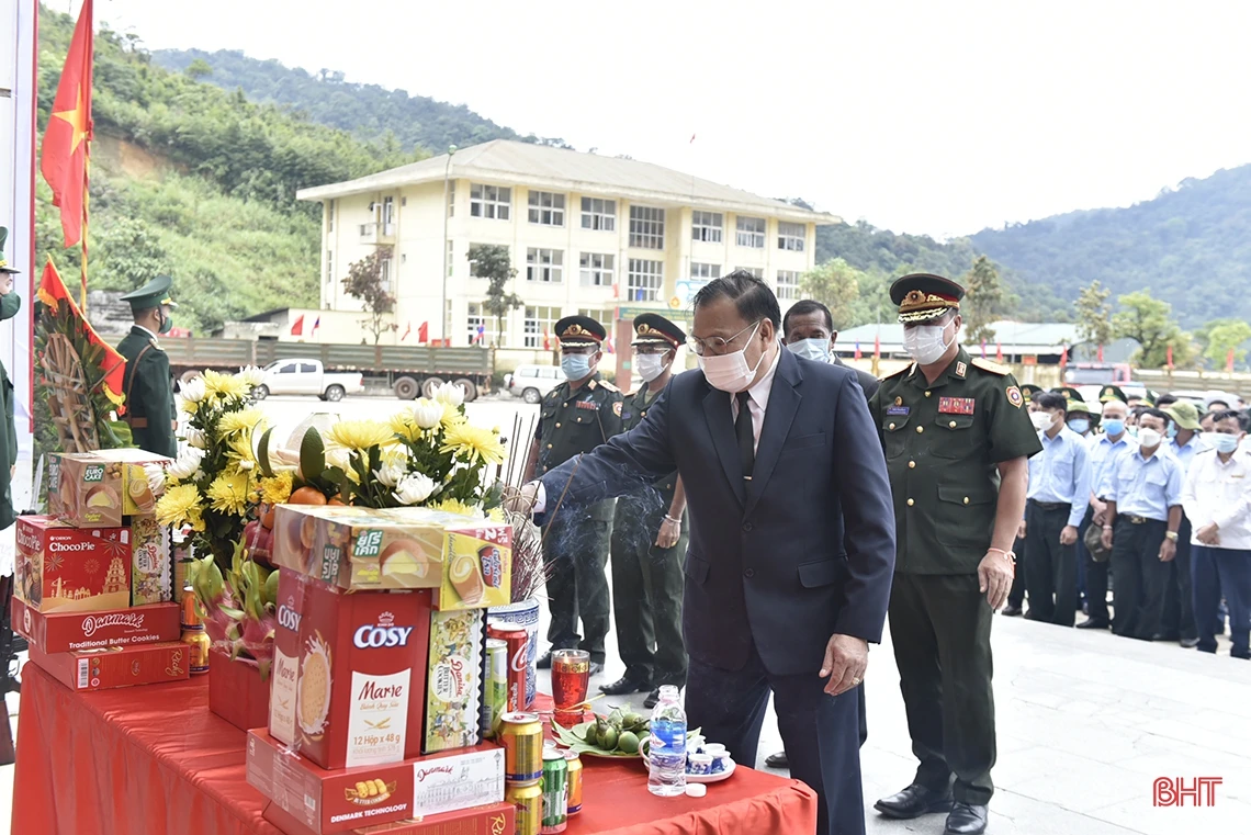 Đón nhận 11 hài cốt liệt sỹ hy sinh tại Lào về nước qua Cửa khẩu Cầu Treo