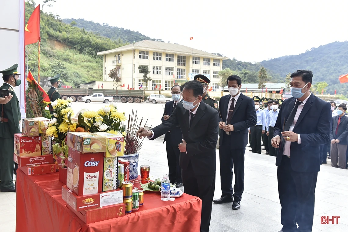 Đón nhận 11 hài cốt liệt sỹ hy sinh tại Lào về nước qua Cửa khẩu Cầu Treo