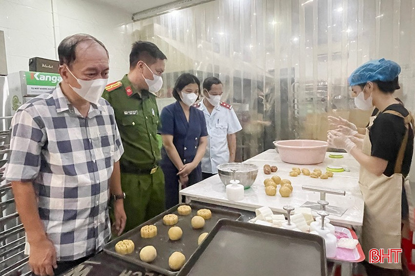 Đoàn kiểm tra liên ngành về ATVSTP cấp tỉnh kiểm tra hoạt động sản xuất bánh trung thu tại một hiệu bánh ở TP Hà Tĩnh. z5831395752139_3603bd4ee6db32f928622f72b6f26fe2.jpg