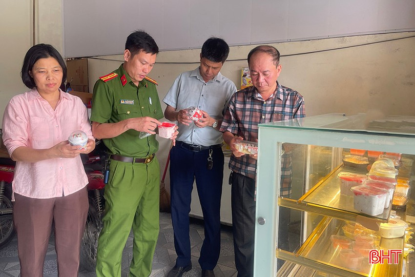 Đến nay, đoàn kiểm tra liên ngành ATVSTP cấp tỉnh đã kiểm tra 43 cơ sở chế biến, sản xuất, kinh doanh thực phẩm tại 6/13 huyện, thị, thành phố trên địa bàn toàn tỉnh. z5831391310593_295ff159e014750698bccf4ac46dffcf.jpg
