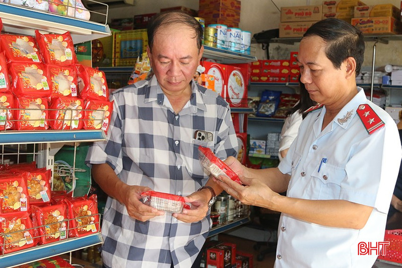 Đoàn kiểm tra liên ngành về ATVSTP cấp tỉnh tiến hành kiểm tra tại một cửa hàng tạp hóa ở TP Hà Tĩnh. z5831393492009_dd09f884cb091c760ae8aaaa438a2d9e.jpg