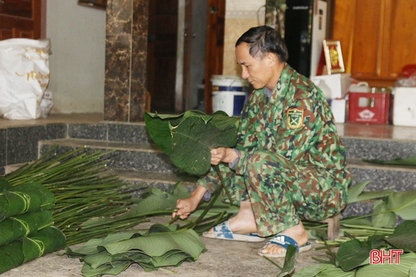 Ông Dũng tất bật phân loại và bó lá dong để trả hàng cho thương lái. bqbht_br_z6241903903841-36dce6955c4159a8aeba2833849931c9.jpg