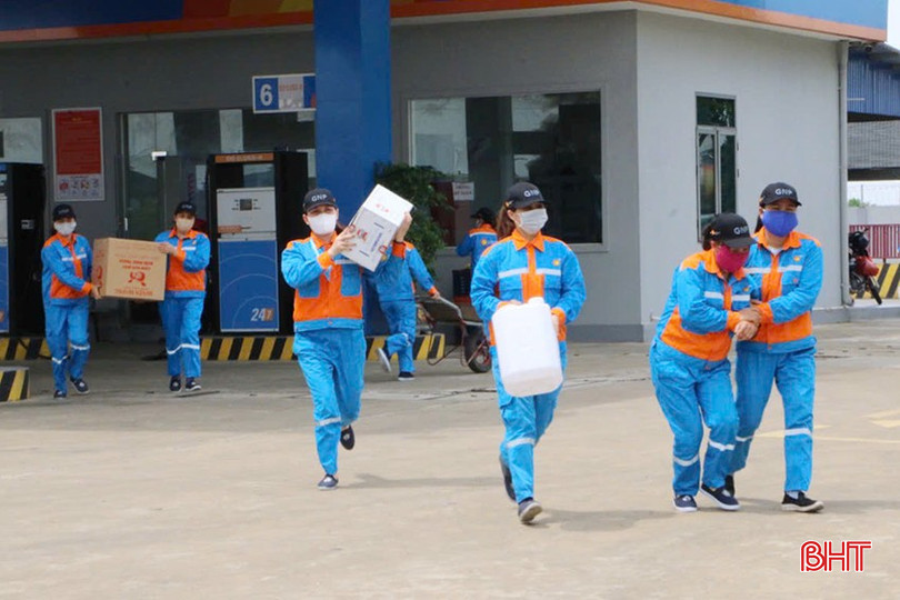 Việc tham gia các hoạt động diễn tập PCCC góp phần nâng cao năng lực nghiệp vụ cho lực lượng tại chỗ trong phối hợp xử lý các tình huống cháy, nổ ở cửa hàng kinh doanh xăng dầu. bqbht_br_z6157991160632-0063512e2b3dcfe72caea79ead607f02.jpg