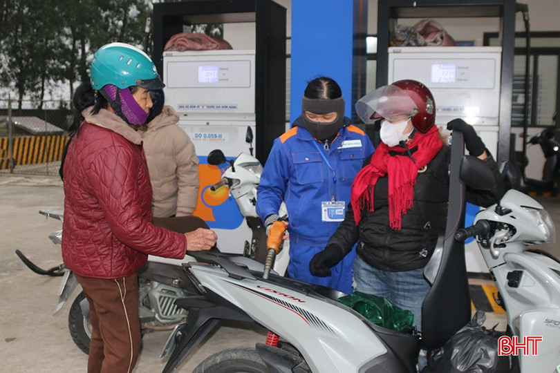 Nhân viên CHXD Petrolimex số 112 (xã Thạch Khê) luôn nhắc nhở khách hàng tuân thủ các quy định về phòng chống cháy nổ. bqbht_br_z6169864173207-9000012925874d3b31146a2d7638bc41.jpg