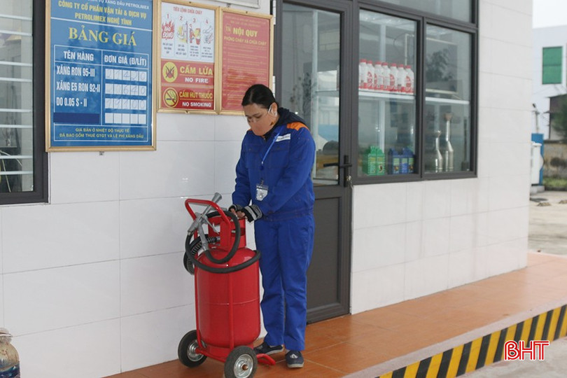 Việc trang bị đầy đủ phương tiện PCCC tại chỗ giúp các CHXD chủ động trong công tác phòng chống cháy, nổ. bqbht_br_z6169864356649-c3a6545de5e1e03f05977f6545424eb5.jpg