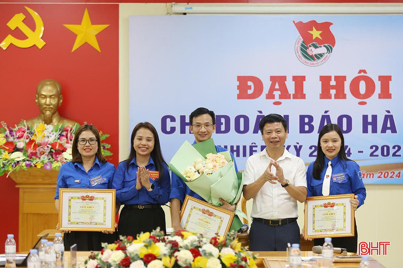 Đoàn Khối CCQ&DN tỉnh tặng giấy khen cho 3 cá nhân hoàn thành xuất sắc nhiệm vụ trong công tác đoàn và phong trào thanh niên giai đoạn 2022-2024. dh10.JPG