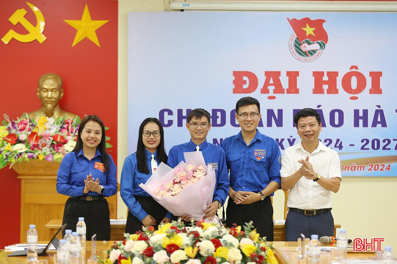 Lãnh đạo Báo Hà Tĩnh, Đoàn Khối CCQ&DN tỉnh tặng hoa chúc mừng Ban Chấp hành nhiệm kỳ mới... dh12.JPG