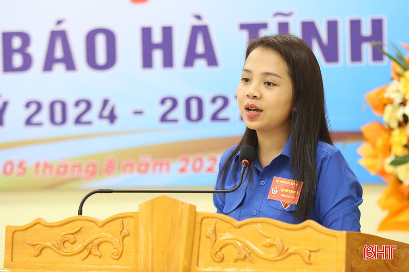 Bí thư Đoàn Khối CCQ&DN tỉnh Phan Thị Quỳnh Hương: Nhiệm kỳ tới, Chi đoàn Báo Hà Tĩnh cần tiếp tục thực hiện tốt công tác giáo dục chính trị, tư tưởng, tổ chức các hoạt động, phong trào hiệu quả, thiết thực. Xung kích đi đầu trong chuyển đổi số, tích cực thực hiện phong trào thanh niên tình nguyện gắn với an sinh xã hội... Xây dựng môi trường lành mạnh, tạo điện kiện thuận lợi để ĐVTN rèn luyện, cống hiến và trưởng thành. DH7.JPG
