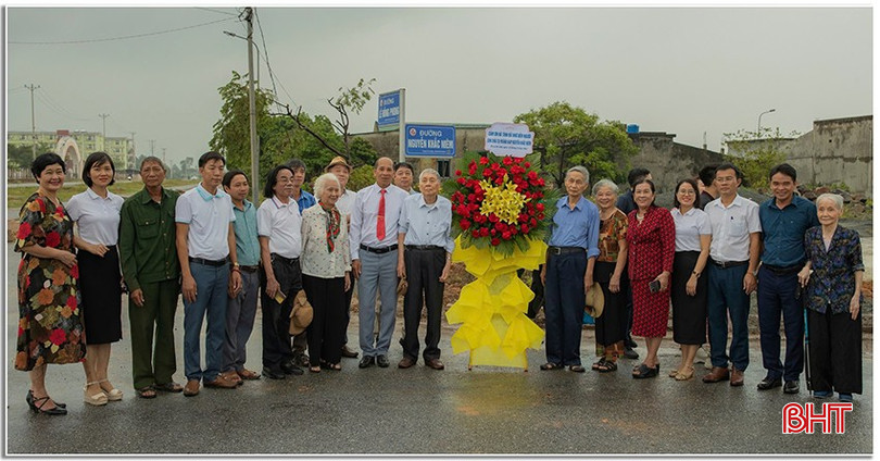 Con cháu Hoàng giáp Nguyễn Khắc Niêm chụp ảnh lưu niệm tại tuyến đường Nguyễn Khắc Niêm ở thị xã Kỳ Anh. bqbht_br_z6152534386811-d752627ac4ac4bbd0c38fba9db153ad2.jpg