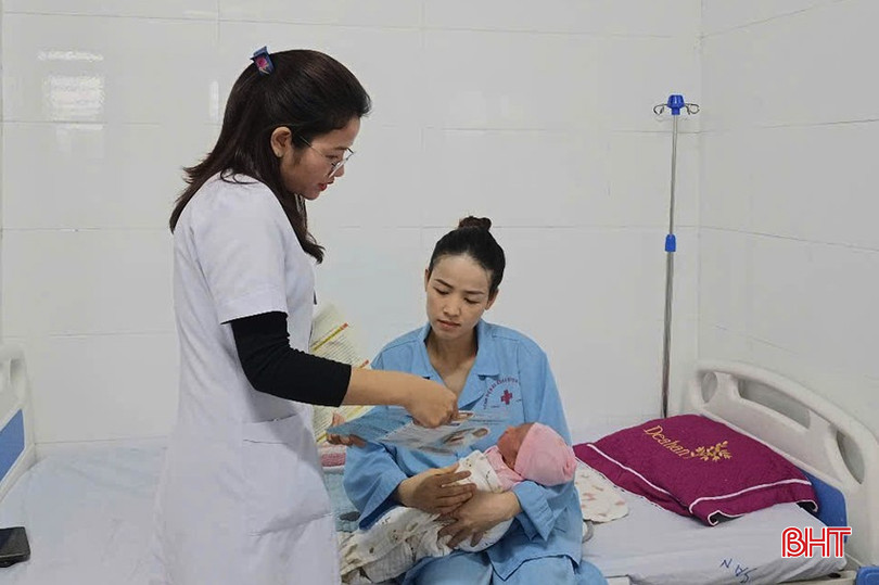 Cán bộ Trung tâm Y tế huyện Thạch Hà tư vấn đề mục đích, ý nghĩa của việc sàng lọc sơ sinh cho trẻ. bqbht_br_thach-ha.jpg
