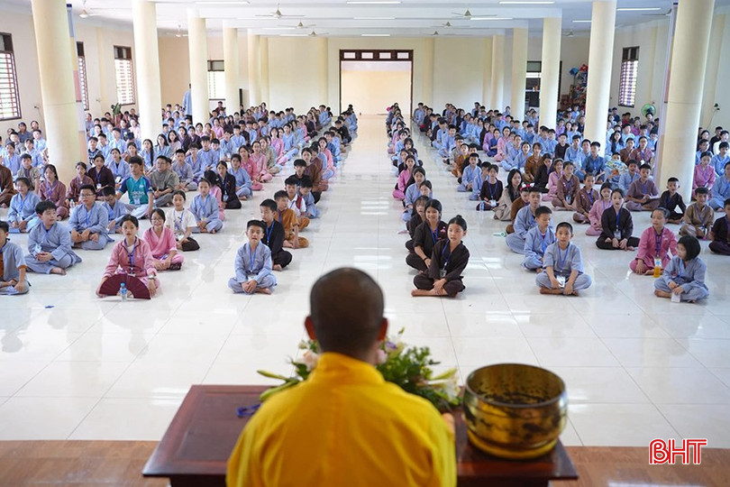 Những bài học về gia đình, cuộc sống cũng được các quý thầy truyền đạt cho các em nhỏ một cách nhẹ nhàng, dễ hiểu. bqbht_br_anh-3-ktmh.jpg