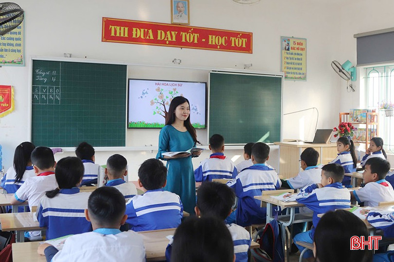Giờ học của cô Hoài và học sinh lớp 4B - Trường Tiểu học thị trấn Cẩm Xuyên 2. bqbht_br_z6468622896210-4738c4b4bc49d3558bcb71719cb43e06.jpg