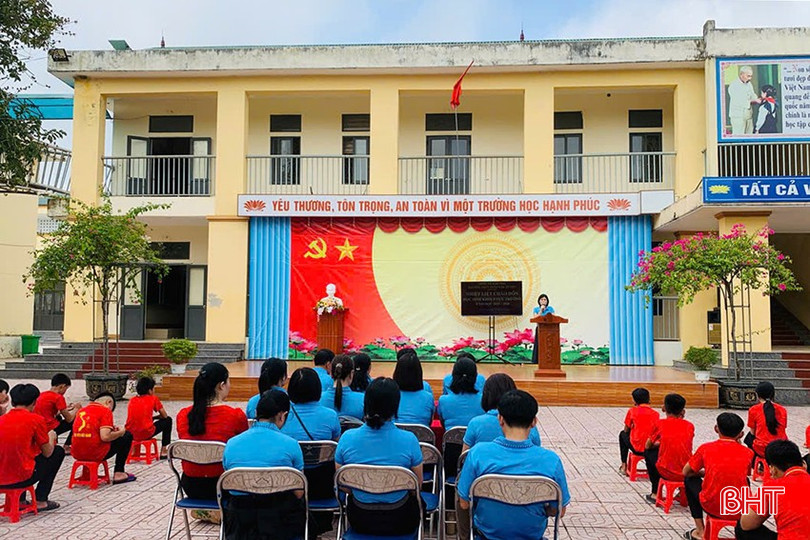 Với việc thực hiện chủ trương dạy học 2 buổi/ngày, giáo viên Hà Tĩnh kỳ vọng chất lượng giáo dục toàn diện sẽ được nâng cao. Trong ảnh: Buổi tựu trường vào ngày 22/8 của giáo viên và học sinh Trường THCS Trần Kim Xuyến. bqbht_br_535995767-122290535954196425-7532175731441217917-n.jpg