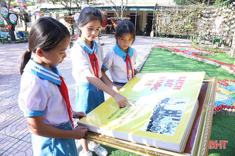 Các buổi học kỹ năng, trải nghiệm... sẽ trở thành khoảng thời gian để học sinh được phát huy hết khả năng, nuôi dưỡng niềm say mê khám phá. bqbht_br_hoc-sinh-truong-tieu-hoc-thach-dai-thach-ha-duoc-tiep-can-kien-thuc-mon-lich-su-thong-qua-cac-mo-hinh-truc-quan-copy.jpg