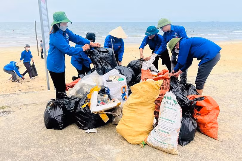 Những buổi làm sạch bờ biển hiệu quả của tuổi trẻ Cẩm Xuyên.jpg