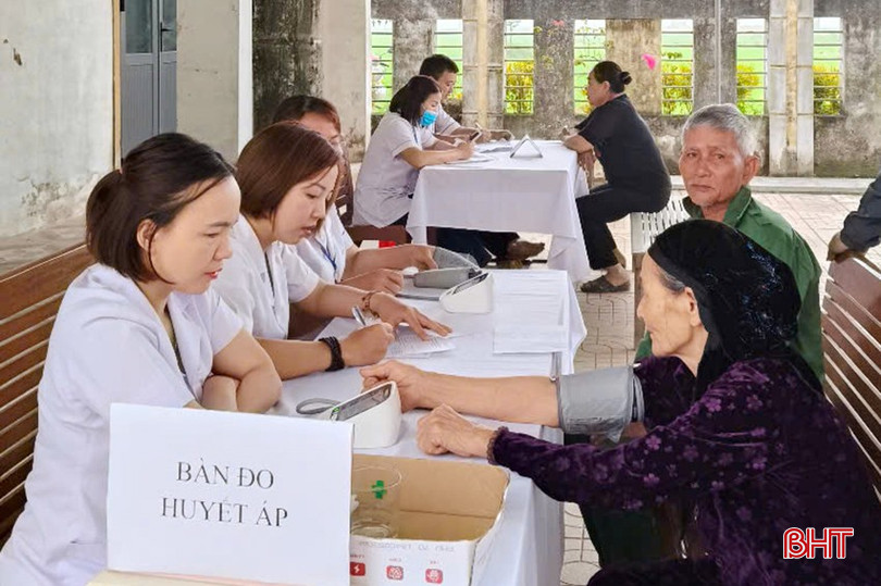 Tại các buổi khám sàng lọc bệnh không lây nhiễm, người dân huyện Đức Thọ được nhân viên y tế tiến hành đo huyết áp, đo loãng xương, test tiểu đường… bqbht_br_z6458909657973-88ea87e3712325fa4071647e41ceda4b.jpg