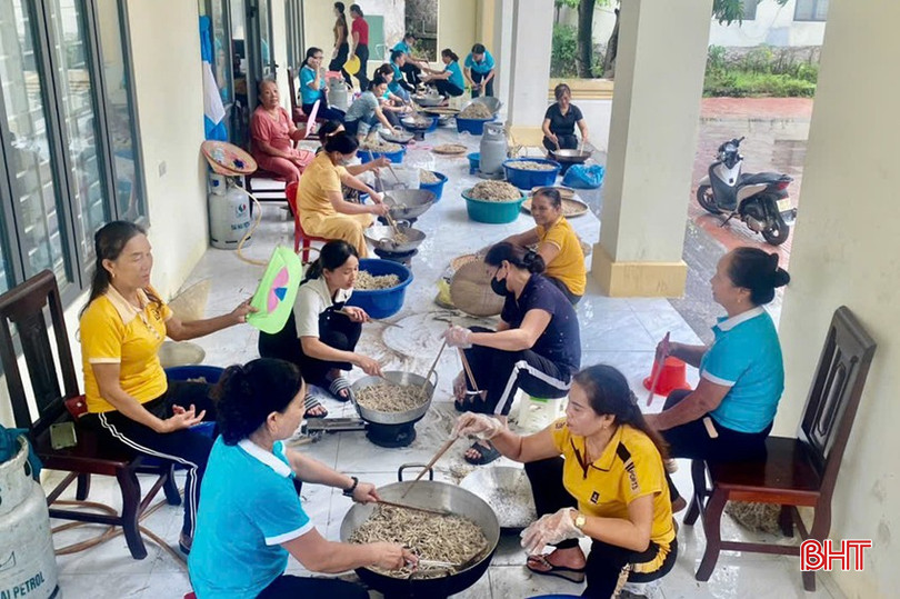 Cán bộ và người dân xã Cương Gián (huyện Nghi Xuân) cùng làm cá khô rim lạc để gửi tặng bà con miền Bắc. z5820579786980_6f4410f38e1ee53545c540140debcf1e.jpg