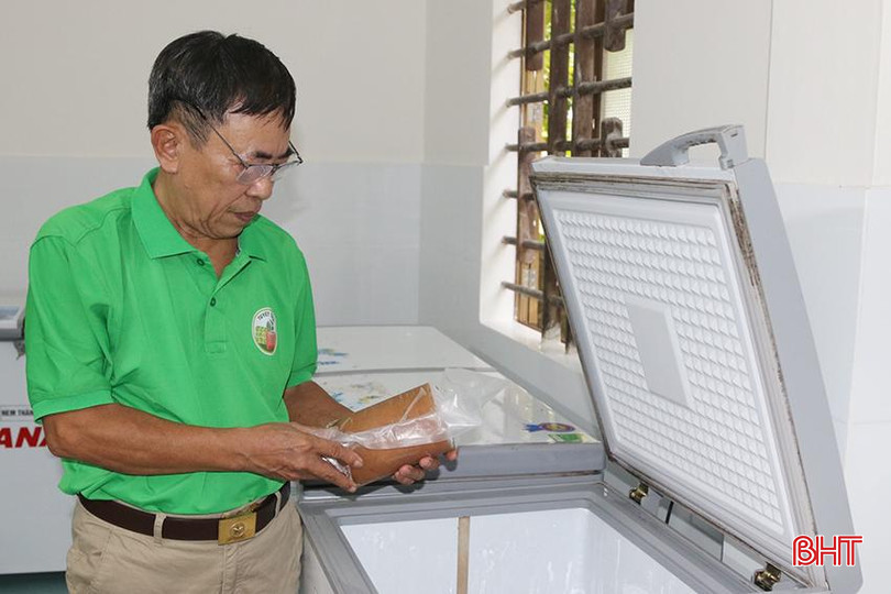 Mỗi sản phẩm đều được ông Thân kiểm tra, bảo quản kỹ lưỡng trước khi xuất bán. z5639384722686_9c09b31d149af7a8443132d0656bf84d.jpg