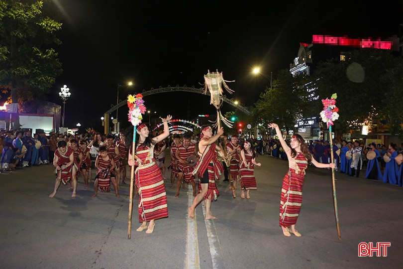 Festival "Về miền ví, giặm - Kết nối tinh hoa di sản" năm 2024 tại Hà Tĩnh sẽ có sự tham gia của nhiều đoàn nghệ thuật truyền thống ở các vùng miền cả nước. (Trong ảnh: Biểu diễn các loại hình di sản tại Festival Dân ca ví giặm 2023 tại TP Vinh, tỉnh Nghệ An). festival-ve-mien-vi-giam-2024-tai-ha-tinh-se-co-su-tham-gia-cua-nhieu-doan-nghe-thuat-truyen-thong-o-cac-vung-mien-ca-nuoc-9660-3611.jpg