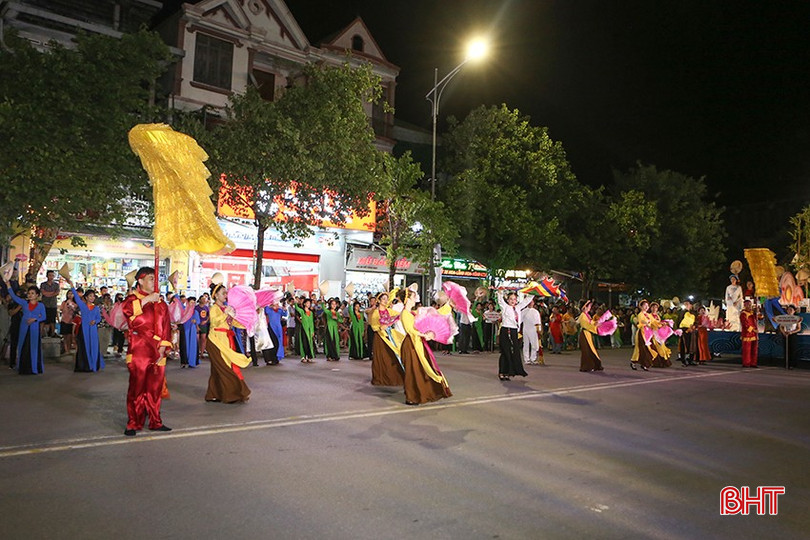 Lễ hội đường phố "Sắc màu di sản" là hoạt động đặc sắc của Festival "Về miền ví, giặm" tại Nghệ An năm 2023. trinh-dien-di-san-van-hoa-tren-duong-pho-la-hoat-dong-dac-sac-cua-festival-ve-mien-vi-giam-tai-ha-tinh-nam-2024-4483-2603.jpg