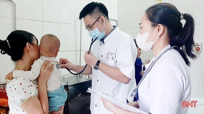 Các bác sỹ tuyến Trung ương về trực tiếp thăm khám và hỗ trợ chuyên môn cho các cơ sở y tế Hà Tĩnh. bqbht_br_anh-tet-2a.jpg