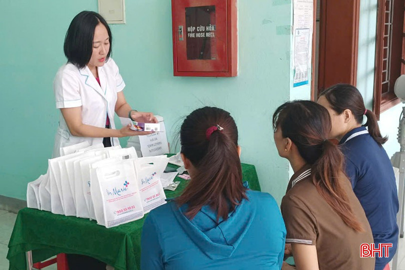 Nhiều chị em trên địa bàn Hà Tĩnh được tư vấn các biện pháp tránh thai. bqbht_br_z5751202776225-7135844031e16b83a66d89b0ead606b1.jpg