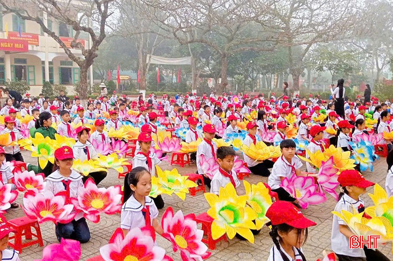 Ngày hội “Thiếu nhi vui khỏe - Tiến bước lên Đoàn” là hoạt động nhằm khích lệ tinh thần thi đua học tập, rèn luyện đạo đức của thiếu nhi, từ đó nỗ lực phấn đấu để trở thành con ngoan, trò giỏi, đội viên xuất sắc, xứng đáng là cháu ngoan Bác Hồ. Ngày hội còn tạo sân chơi vui tươi, lành mạnh, giúp học sinh được giao lưu, rèn luyện sức khỏe, phát huy tinh thần đoàn kết và thi đua học tập. Trong ảnh: Liên đội Trường Tiểu học Hương Đô (Hương Khê) tổ chức hoạt động đồng diễn văn nghệ tại Ngày hội “Thiếu nhi vui khỏe - Tiến bước lên Đoàn”