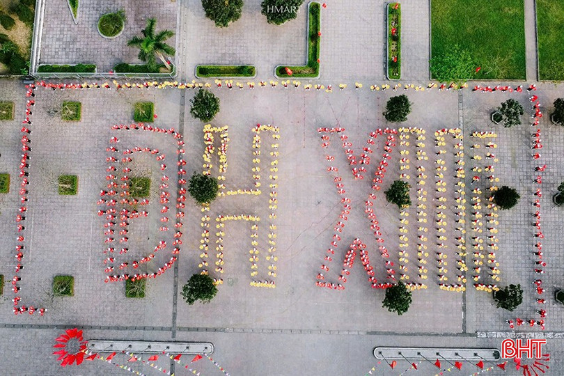 Đại hội Cháu ngoan Bác Hồ tỉnh lần thứ XIII năm 2025 là ngày hội lớn của thiếu nhi Hà Tĩnh. Trong ảnh: Liên đội Trường THCS Nguyễn Thiếp (Thạch Hà) xếp dòng chữ "ĐH XIII" để chào mừng đại hội. bqbht_br_z6437981725497-faf0823cad10ec60b9742ebc12d0e634.jpg