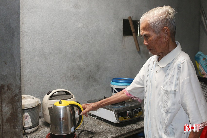 Cụ Đốm thường xuyên đi thăm, trò chuyện cùng mọi người và tự tay lo liệu mọi việc thường ngày. bqbht_br_anh-5-nct.jpg