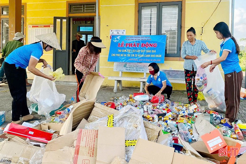 Phụ nữ thị xã Hồng Lĩnh phân loại rác tái chế để bán gây quỹ hỗ trợ hội viên khó khăn. bqbht_br_phu-nu-thi-xa-hong-linh-phan-loai-rac-tai-che-de-ban-gay-quy-ho-tro-hoi-vien-kho-khan.jpg