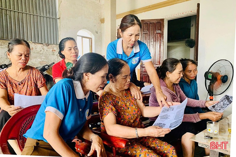 bqbht_br_phu-nu-tx-hong-linh-duoc-can-bo-hoi-huong-dan-cac-noi-dung-ve-phan-loai-rac-thai-tai-nguon.jpg