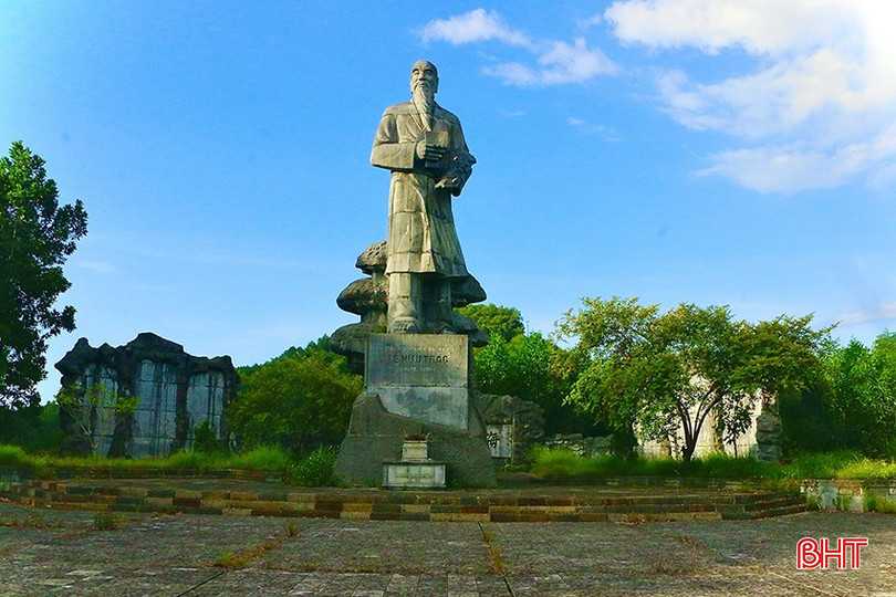 Tượng đài Hải Thượng Lãn Ông tại xã Sơn Trung (Hương Sơn). 161d4073908t50293l0-1-1734.jpg