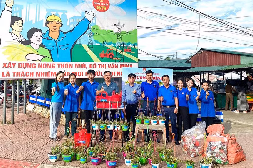 Hoạt động thu gom rác đổi rác cây xanh của tuổi trẻ huyện Cẩm Xuyên.jpg