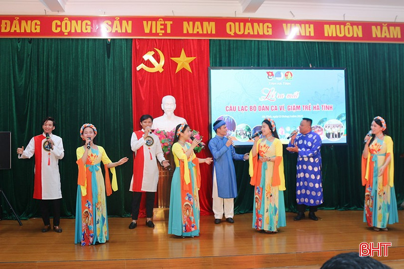 Câu lạc bộ dân ca ví, giặm trẻ Hà Tĩnh trực thuộc Hội Liên hiệp Thanh niên Việt Nam tỉnh. Hiện câu lạc bộ có 34 thành viên là những đoàn viên thanh niên có niềm yêu thích dân ca, hoạt động trên tinh thần tự nguyện, đam mê, trách nhiệm và tình yêu đối với ví, giặm. (Trong ảnh: Các thành viên của câu lạc bộ dân ca ví, giặm trẻ thể hiện tiết mục &quot;Về miền ví, giặm&quot;).