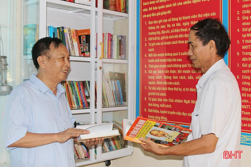 Ông Hoàng Ngọc Lâm và ông Trần Văn Dục - Tổ trưởng TDP 3 thường xuyên chia sẻ những cách làm hay, sáng tạo... để cùng nhau xây dựng TDP phát triển. z5689832374333_cd4984e40faf3220aa14452349bc8dcf.jpg