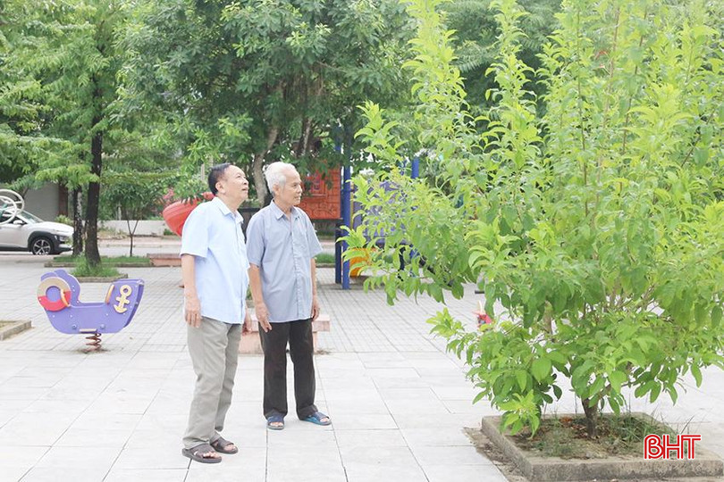 Ông Lâm và ông Nguyễn Xuân Lục - Tổ trưởng Tổ liên gia 9 cùng trao đổi về công tác chăm sóc cây xanh và cảnh quan khu vui chơi của TDP 3. z5689828197892_c62b1a460365da7c1f885cbba065d5d2.jpg