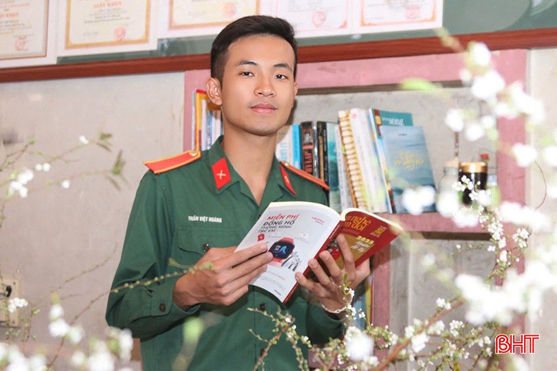 Những trải nghiệm về tình yêu thương, sự thấu hiểu và khao khát về một mái ấm gia đình đã bồi đắp cho Việt Hoàng khả năng cảm thụ và sáng tác văn chương. bqbht_br_z6277810920373-efafb1b1236f219e54de751417230e0a.jpg
