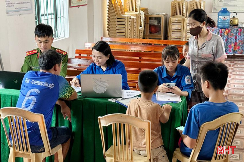 Đoàn xã Sơn Trung (Hương Sơn) cùng công an xã thực hiện thủ tục cấp căn cước công dân cho trẻ em dưới 14 tuổi... z5682229194689_9725f0ca0ae1adcebe31a83fe0e50da1.jpg