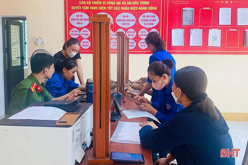 Công an xã An Hòa Thịnh (Hương Sơn) cùng lực lượng ĐVNT tích cực triển khai cao điểm thi hành Luật Căn cước. z5678962960690_b0d954f466e792edb54d873a0ed7fc71.jpg