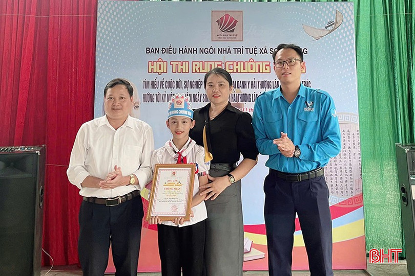 Em Nguyễn Tuệ Linh - học sinh lớp 5A, Trường Tiểu học Sơn Trung vui mừng khi giành giải nhất hội thi "Rung chuông vàng". z5932442622076-a94bc37592c04771de6cda2eee3c9726-4573.jpg