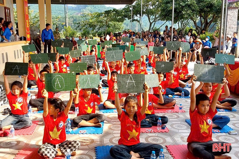 Hội thi “Rung chuông vàng” tìm hiểu về thân thế, sự nghiệp và di sản của Đại danh y Hải Thượng Lãn Ông Lê Hữu Trác tại xã Quang Diệm có sự tham gia của 56 em học sinh. z5928998700561-9f1b28d3872b9b2fe65d48d223a4874e-4328.jpg