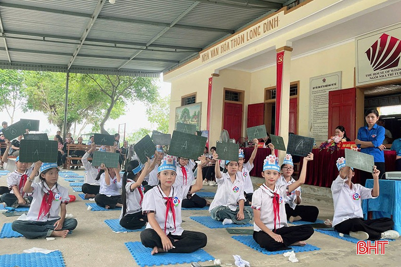Các em học sinh tại xã Sơn Trung hào hứng tham gia hội thi "Rung chuông vàng" tìm hiểu về thân thế, sự nghiệp và di sản của Đại danh y Hải Thượng Lãn Ông Lê Hữu Trác. z5927517834624-4a97b5bda1a6bae1291014c552591304-5439.jpg