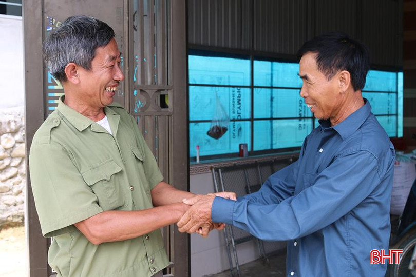 Ông Nguyễn Văn Châu (bên phải) và ông Tô Hồng Lĩnh - Trưởng thôn Làng Chè vui mừng khi gặp nhau, cùng ôn lại những kỷ niệm thuở nhỏ khi còn ở quê nhà Sơn Ninh. z5759271305729_f54cf47db0c3a90864f4e10ed458919c.jpg