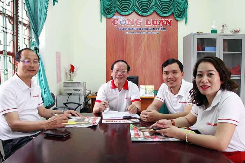 nha-bao-khac-hien-thu-3-tu-phai-sang-tai-buoi-sinh-hoat-nghiep-vu-cung-cac-dong-nghiep-vpdd-bac-mien-trung-bao-nha-bao-va-cong-luan-1084.jpg