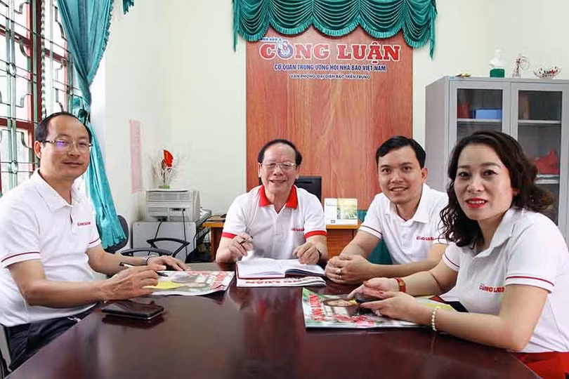 nha-bao-khac-hien-thu-3-tu-phai-sang-tai-buoi-sinh-hoat-nghiep-vu-cung-cac-dong-nghiep-vpdd-bac-mien-trung-bao-nha-bao-va-cong-luan-1084.jpg