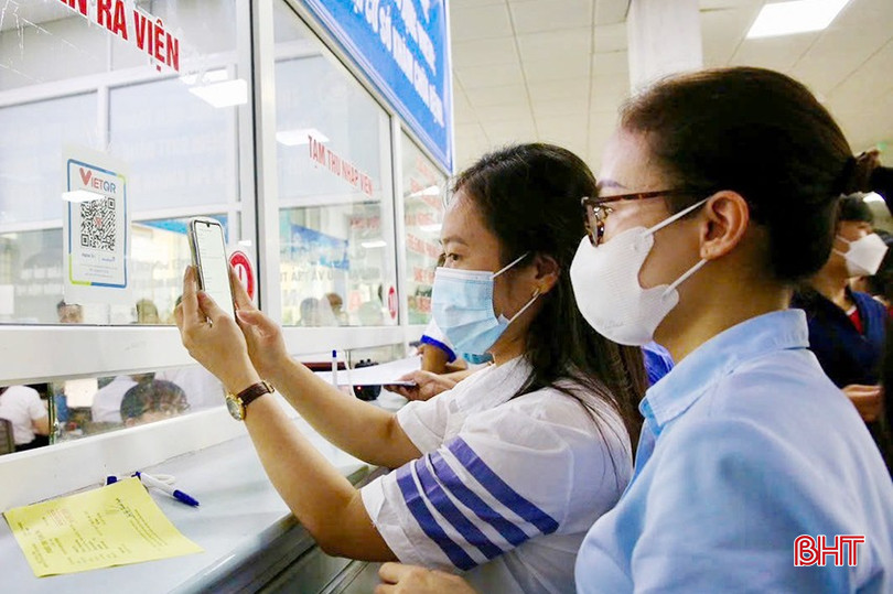 Người dân tìm hiểu chính sách BHXH, BHYT qua mã QR được công khai tại trung tâm hành chính công. bqbht_br_z6209408080750-4da9141b2371a3c265c1f6c1e4051641.jpg
