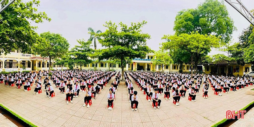 Học sinh Trường THCS Sơn Tây (Hương Sơn) lắng nghe các thầy cô phổ biến nội quy, quy chế trường lớp trong năm học mới. ST.jpg