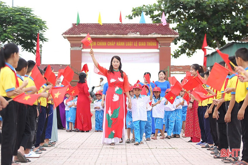 Niềm vui ngày tựu trường của học sinh lớp 1 - Trường Tiểu học Hà Tông Mục (Can Lộc). cl1.jpg
