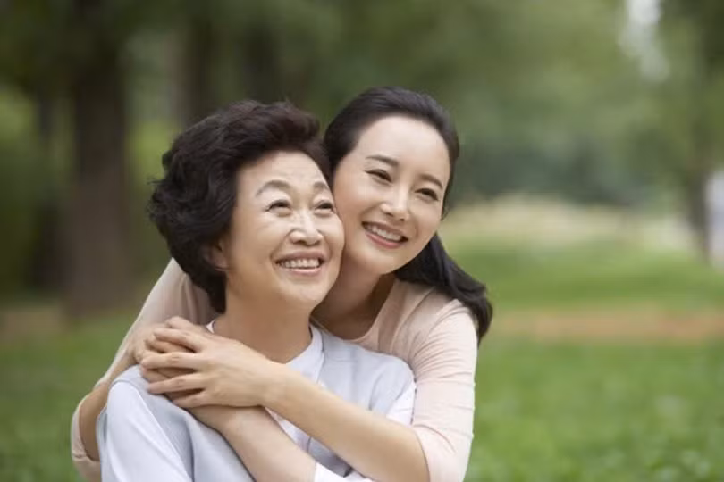 Chỉ mong ước mẹ đừng già như “chuối chín cây”, để chúng con mãi mãi có thể nắm lấy đôi bàn tay mẹ đi suốt cuộc đời này... (Ảnh minh họa).